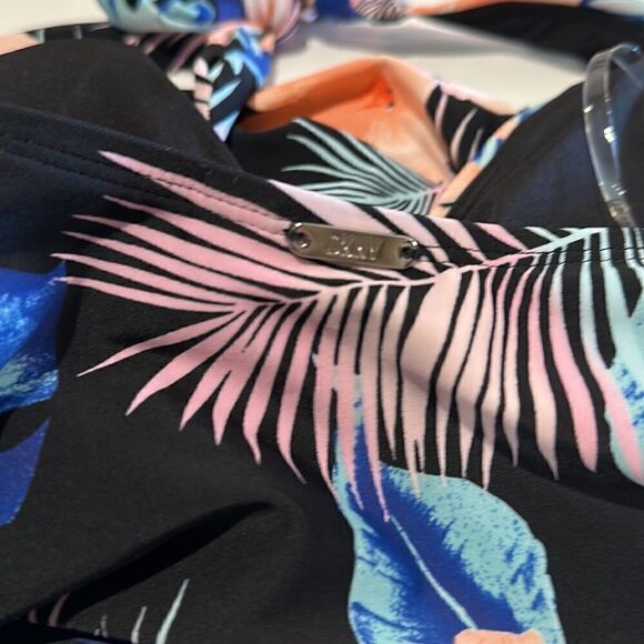 DKNY has feminine shapes in smooth, quick-drying fabric, swimsuit. Size Small - Picture 5 of 6